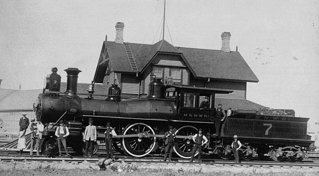 Engine No. 7, Manitoba and Northwestern Railway. Oliver Williamson, engineer, and H. Ripley, fireman / Locomotive no 7, Manitoba and Northwestern Railway. Oliver Williamson, mécanicien, et H. Ripley, chauffeur