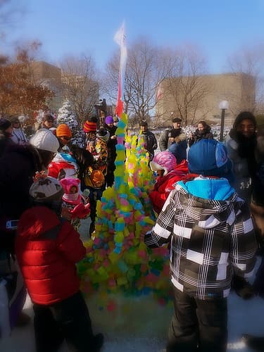 Kids make their own sculpture using coloured snow