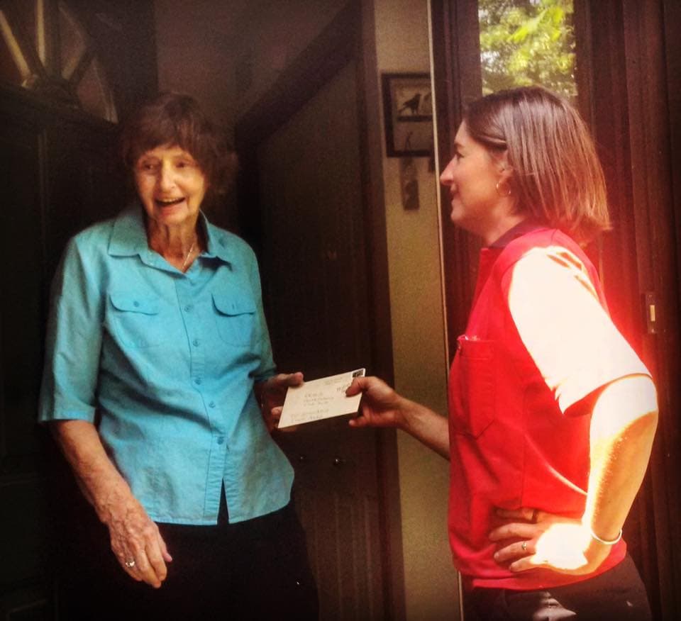 Tash Villeneuve (right) delivers the letter (via Instagram)