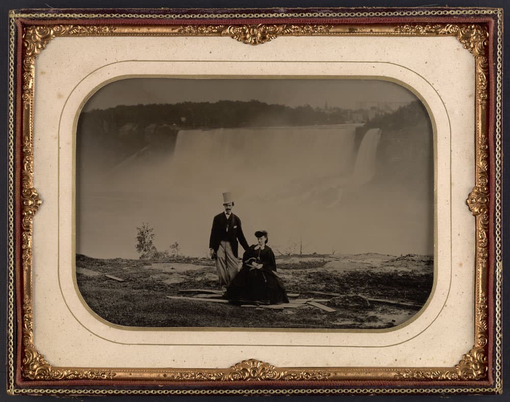 Couple in front of Niagara Falls, circa 1858 / Un couple devant les chutes Niagara vers 1858