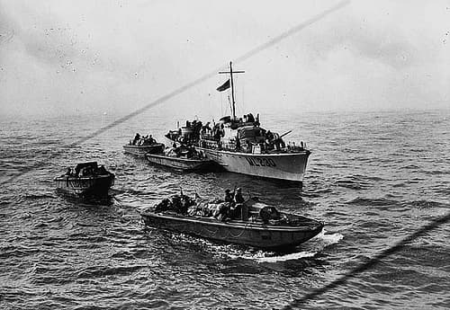 Personnel landing crafts draw away from a motor torpedo boat to start their run-in to the Dieppe beaches, Aug. 19, 1942 / Barges de débarquement s’éloignant d’un torpilleur afin de commencer leur approche vers les plages de Dieppe, 19 août 1942